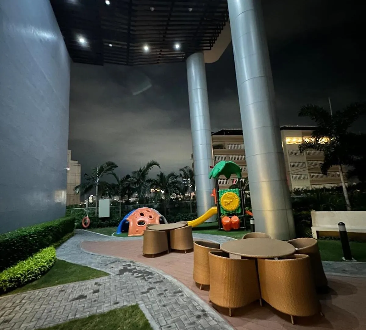 1Br Ayala Makati Apartment At Lush Residences Manila